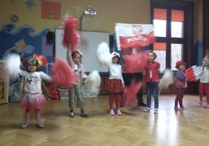 Dzieci z PM 125 tańczą do piosenki patriotycznej